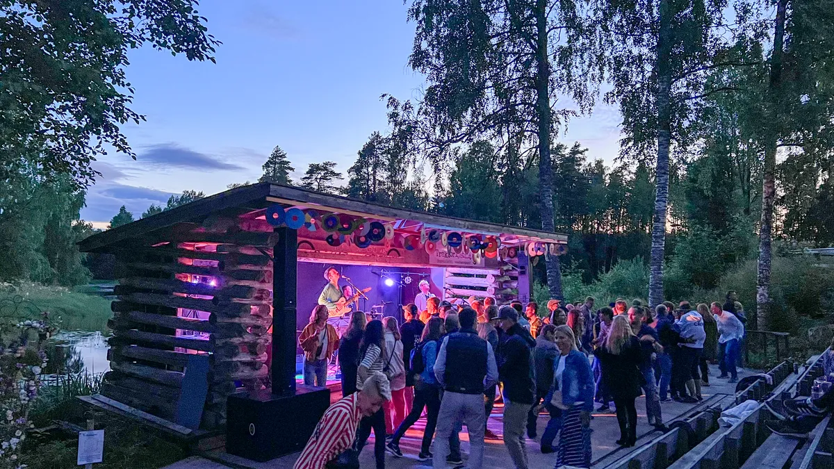 Iltatunnelmaa ja tanssia Myllytuvan pihalla